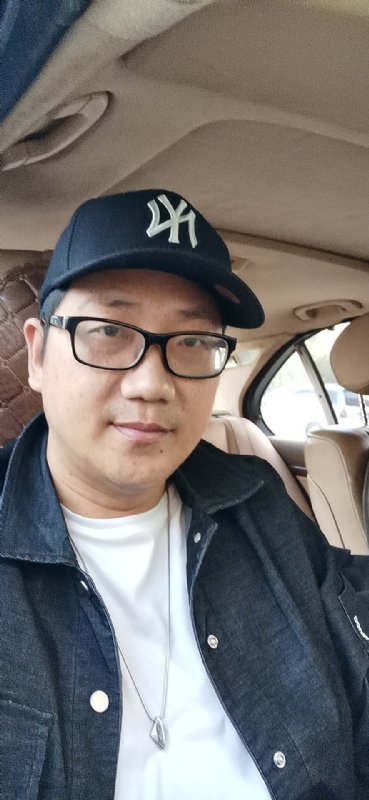拥抱幸福的第一张照片--大田相亲网